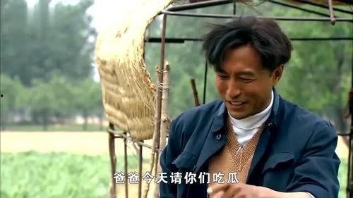 瓜农请小孩吃瓜,小孩甜蜜回味