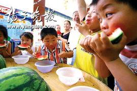 商场蒙眼吃瓜,商场里的趣味吃瓜盛宴