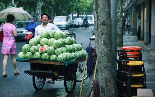 南通路边吃瓜,边走边吃瓜，感受市井生活百态