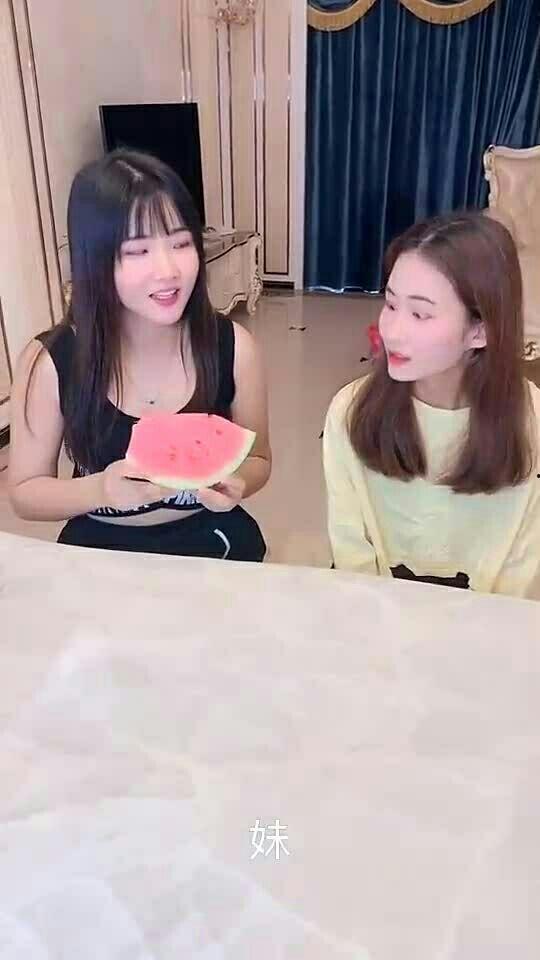 妹妹被打姐姐吃瓜,姐姐吃瓜见证妹妹被打，共度难关