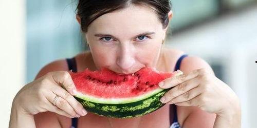 女的愿意吃瓜,女性对美食的热爱与追求